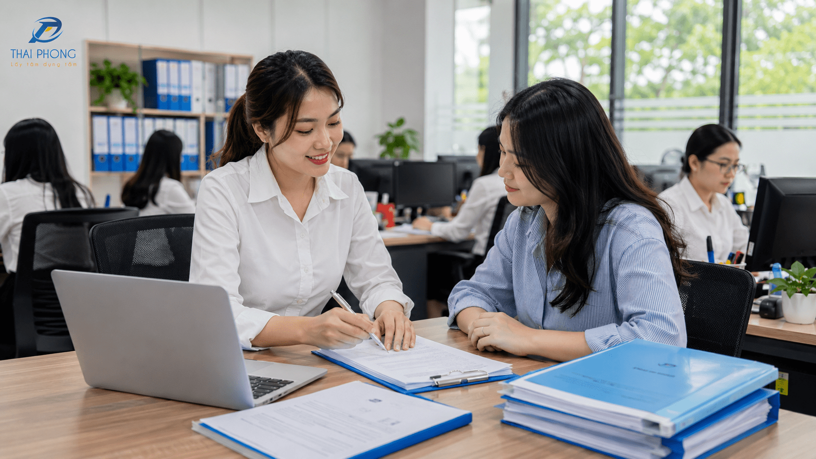 Chuyên viên Thái Phong tư vấn hồ sơ thành lập doanh nghiệp cho khách hàng tại Hải Phòng
