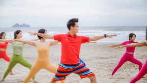 Đặng Kim Ba dạy Yoga trị liệu bên bờ biển