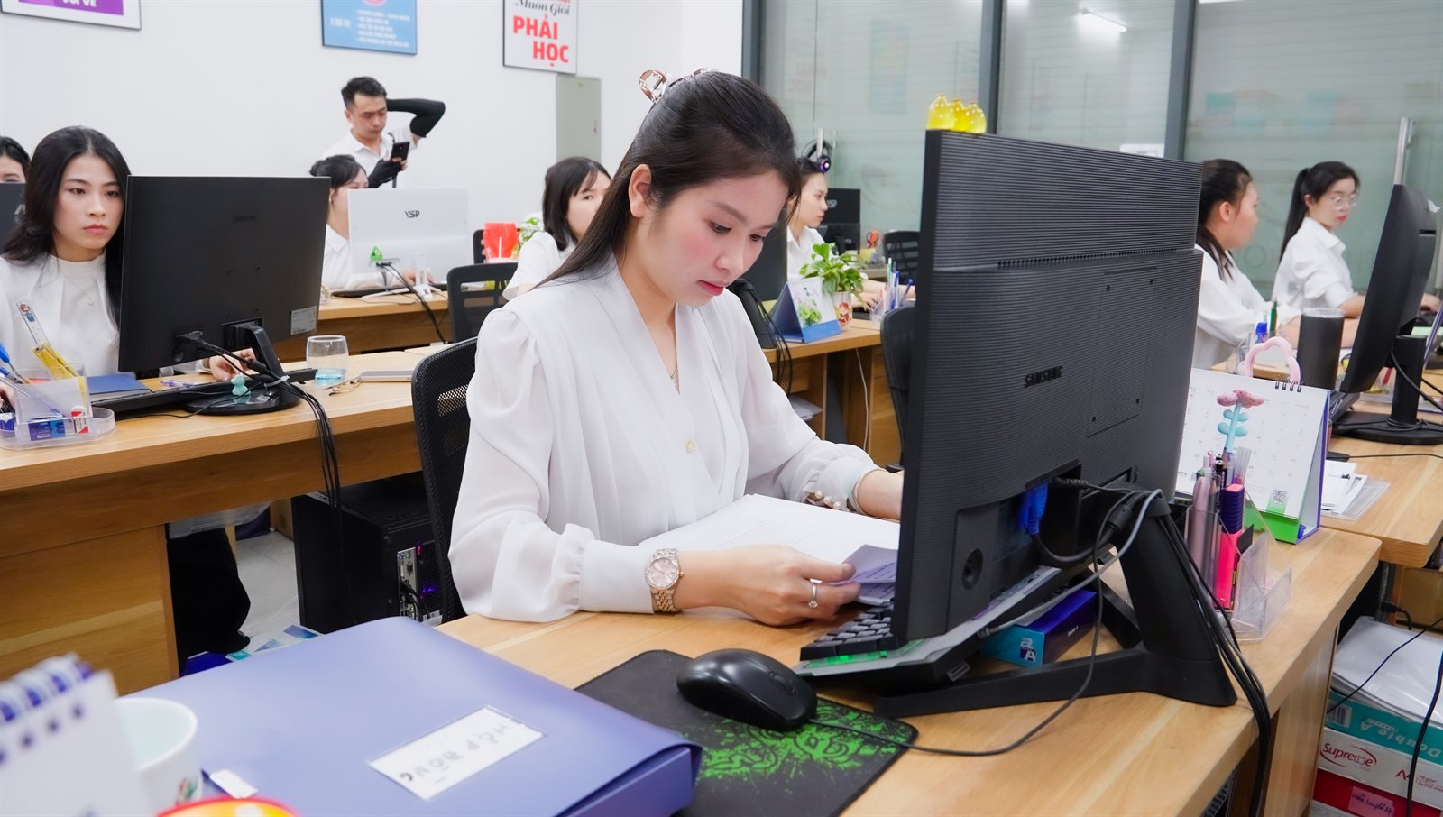 Chuyên viên Kế toán Thái Phong rà soát hồ sơ giải thể doanh nghiệp