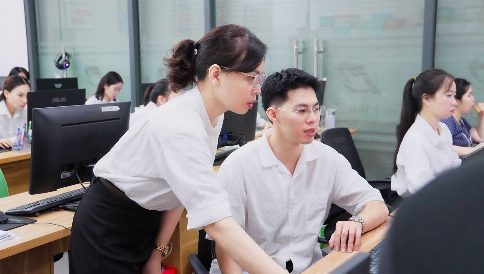 Chuyên viên Kế toán Thái Phong tra cứu dữ liệu tờ khai và hóa đơn trên hệ thống thuế điện tử