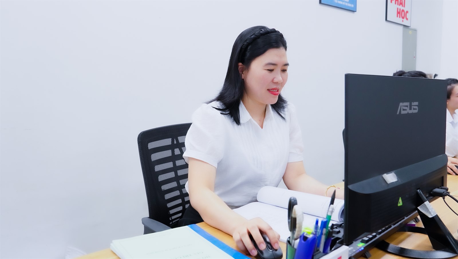 Chuyên viên Kế toán Thái Phong xử lý hồ sơ công ty bỏ trôi nhiều năm