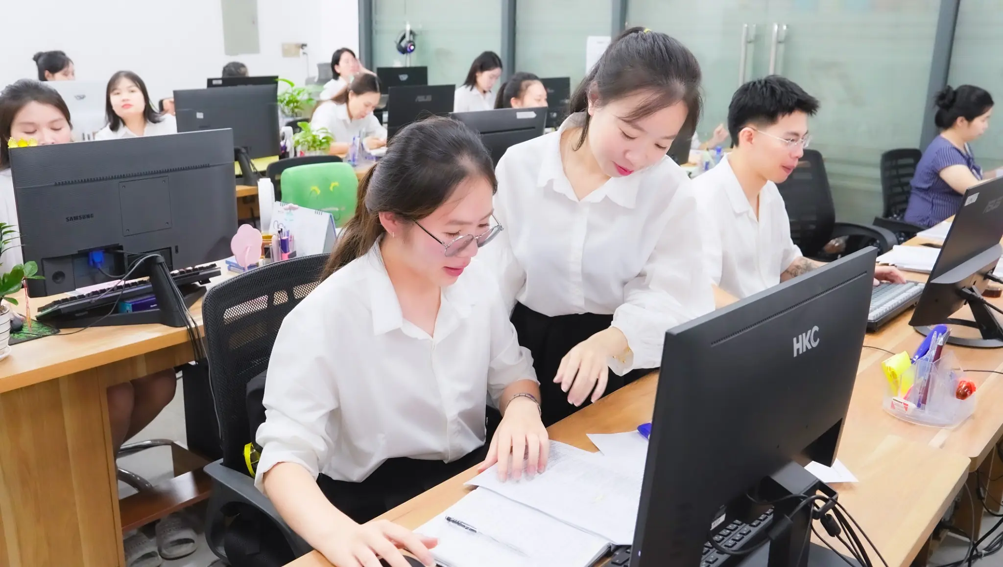 Kế toán Thái Phong đối chiếu công nợ khách hàng tại văn phòng Hải Phòng