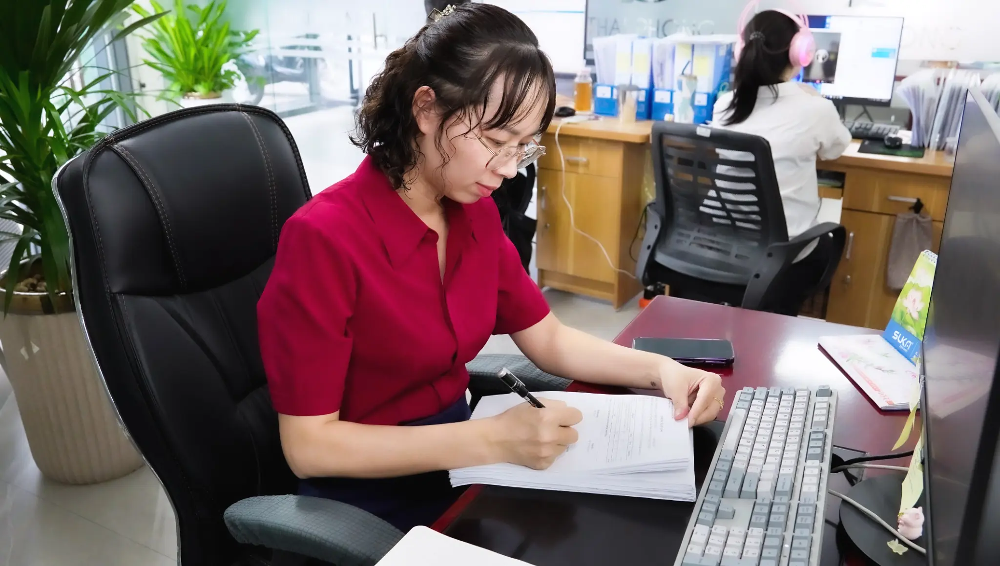 Kế toán Thái Phong rà soát chứng từ để theo dõi công nợ và tuổi nợ khách hàng