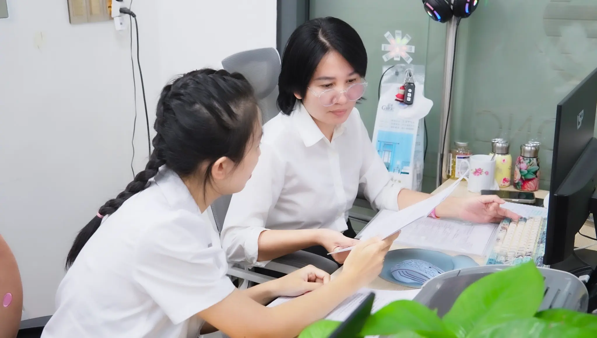 Chuyên viên Kế toán Thái Phong rà soát hồ sơ thuế trước khi giải thể công ty tại Hải Phòng